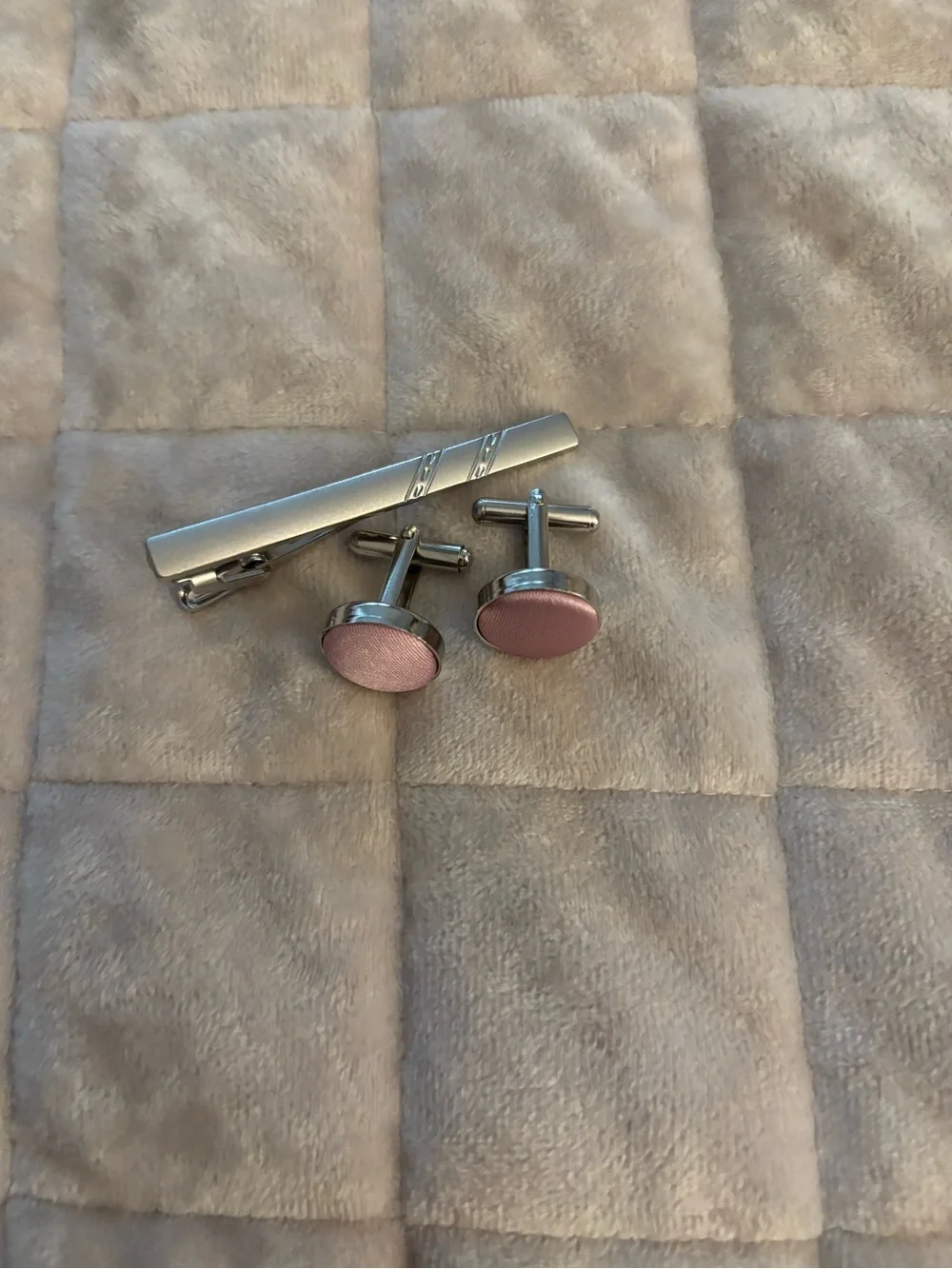 Silver Tie Bar and Pink Round Cufflinks Set Men’s